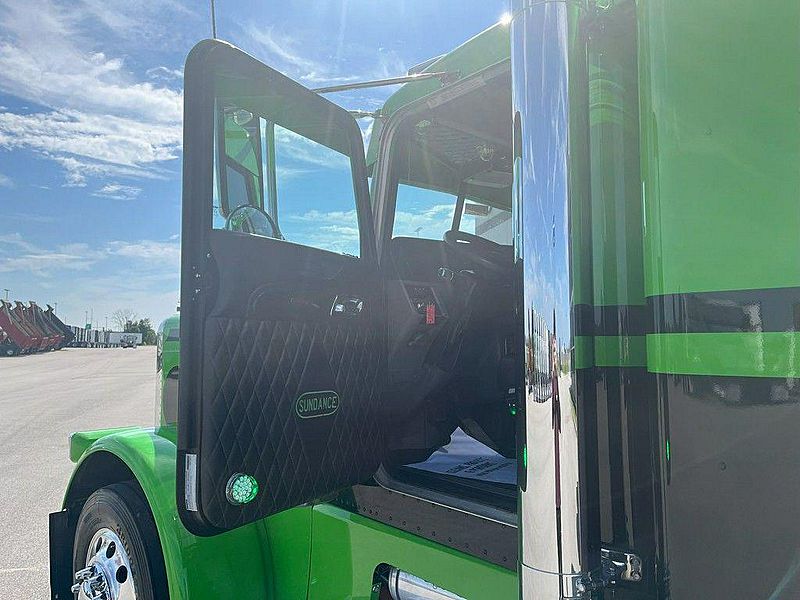 2023 Peterbilt 389