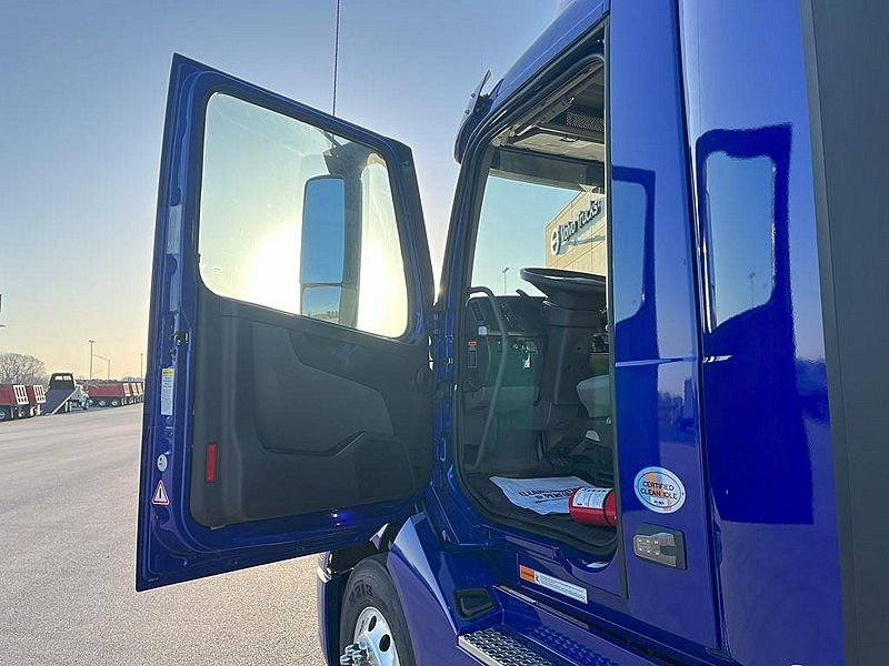 2025 Volvo VNL