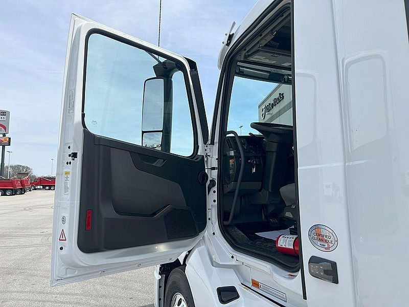 2025 Volvo VNL