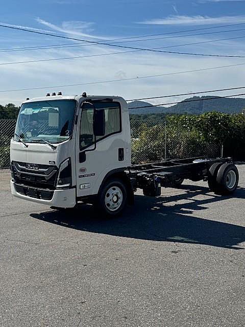 2025 Isuzu NPR-HD