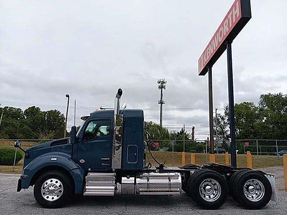 2025 Kenworth T880