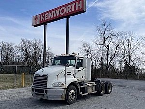 2013 Mack Pinnacle CXU613 - Day Cab