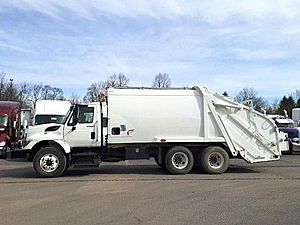 2011 International WORKSTAR 7400 - Refuse Truck