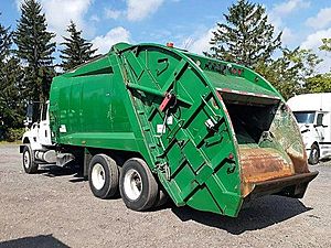 2009 International WORKSTAR 7400 - Refuse Truck