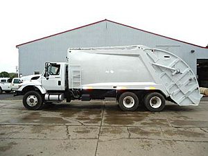 2009 International WORKSTAR 7400 - Refuse Truck