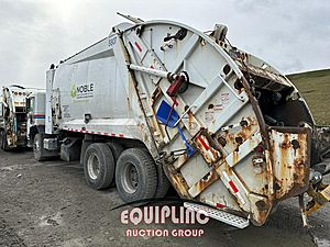 2013 Peterbilt 320 - Refuse Truck