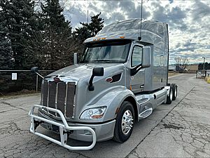 2022 Peterbilt 579 - Sleeper Truck