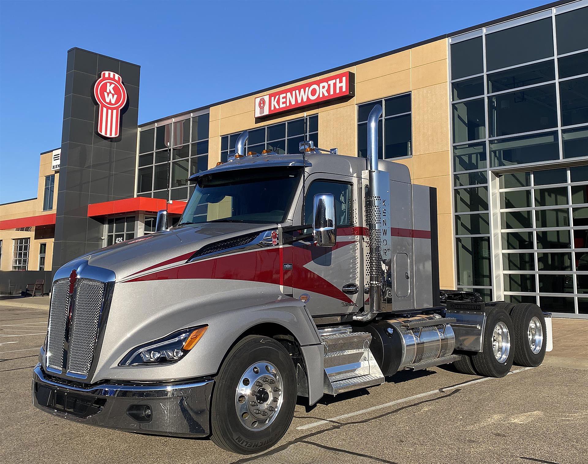 送料無料 通販  For T680 Kenworth 2025 Sale 40 | アイドルグッズ
