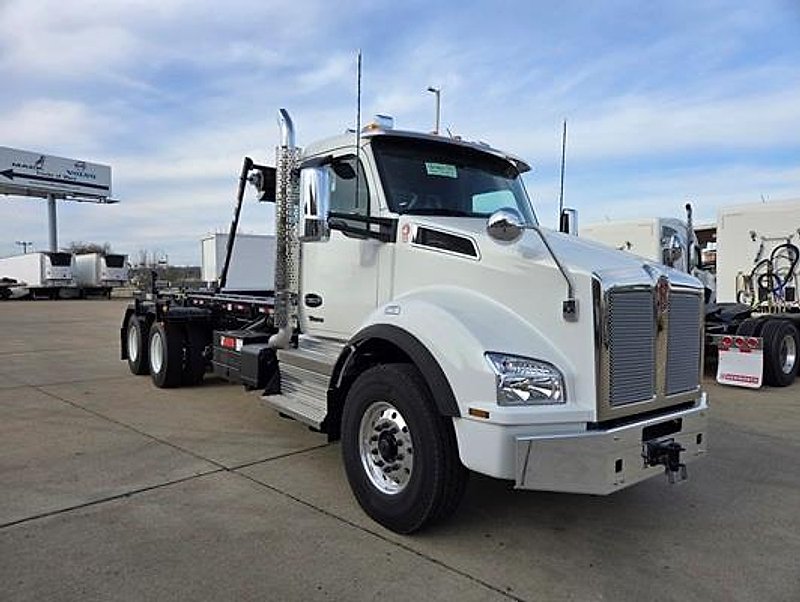 2025 Kenworth T880