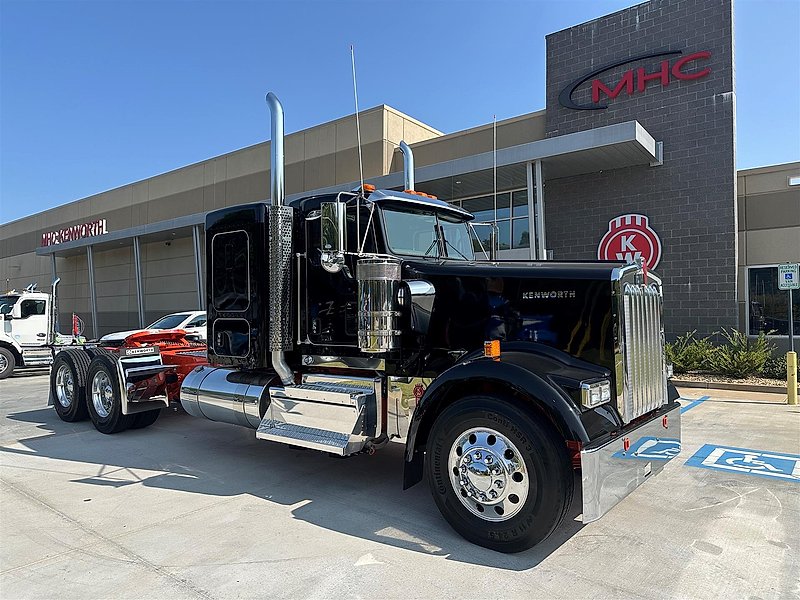 2025 Kenworth W900L
