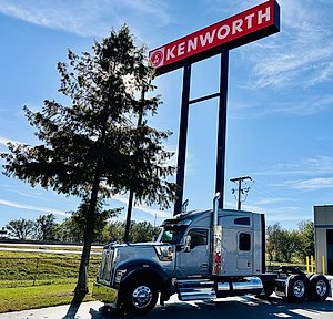 2025 Kenworth W990 - Sleeper Truck