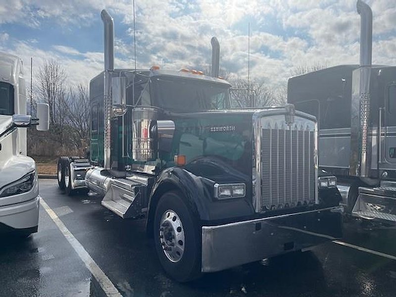2025 Kenworth W900L