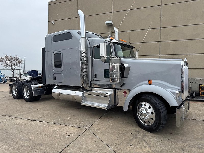 2023 Kenworth W900L