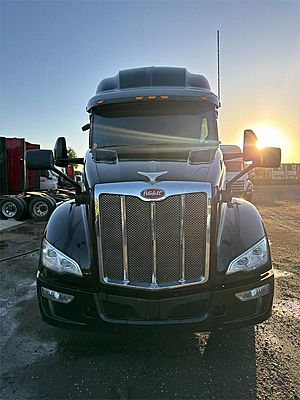 2022 Peterbilt 579 - Sleeper Truck