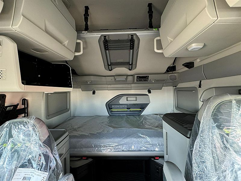 2026 volvo vnl 860 interior