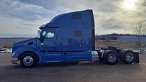 2021 Peterbilt 579 - Sleeper Truck