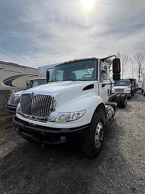 2018 International DuraStar 4400 - Box Van
