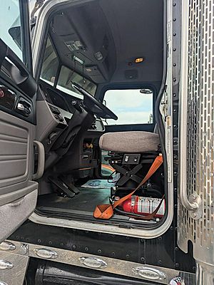 2023 Peterbilt 389