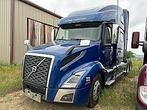 2022 Volvo VNL 860 - Sleeper Truck