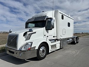 2013 Volvo VNL - Sleeper Truck