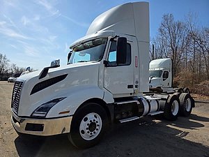 2019 Volvo VNL64T-300 - Day Cab