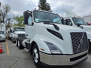 2019 Volvo VNL64T-300 - Day Cab