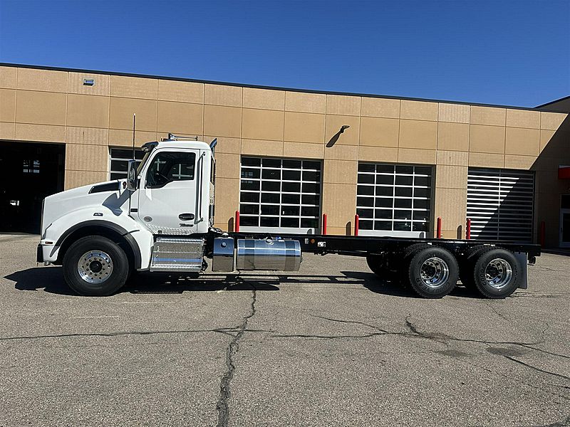 2025 Kenworth T880