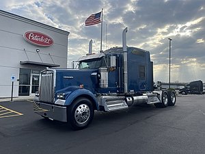 2022 Kenworth W900