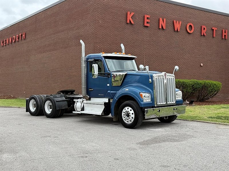 2021 Kenworth W990