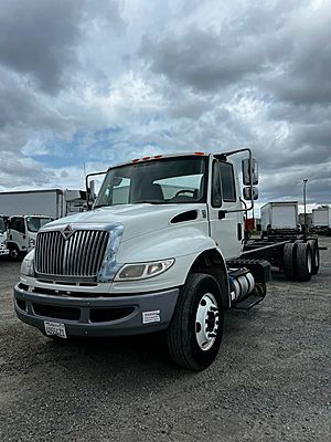 2017 International DuraStar 4400 - Box Van