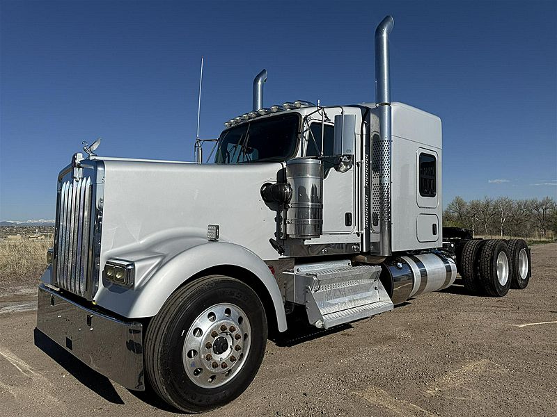 2023 Kenworth W900L