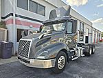 2019 Volvo VNL64T-300