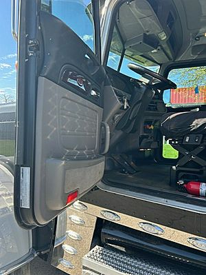 2023 Peterbilt 389