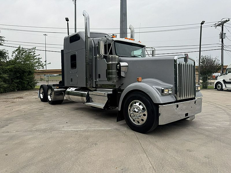 2023 Kenworth W900L