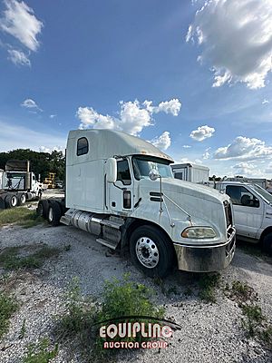 2014 Mack Pinnacle - Sleeper Truck