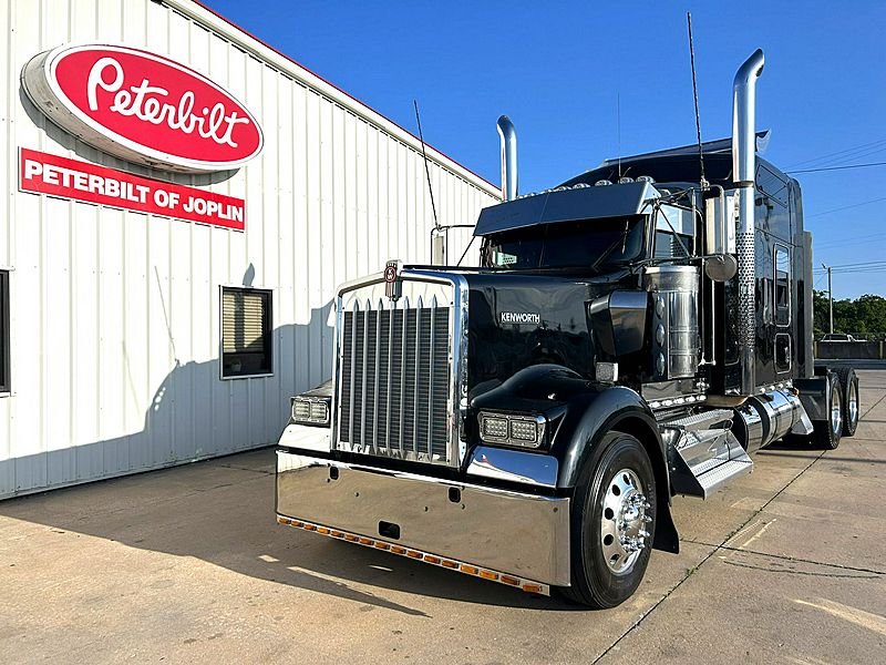 2023 Kenworth W900