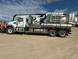 2012 Mack GU713