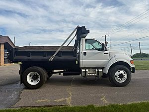 2000 Ford F750 - Dump Truck