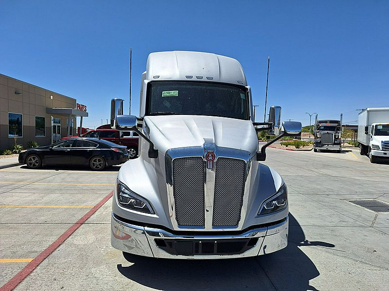 Salvage 1988 Kenworth T600 SLEEPER CAB For Parts | Ucon