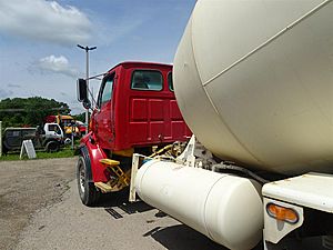 2000 Sterling L8500 - Mixer