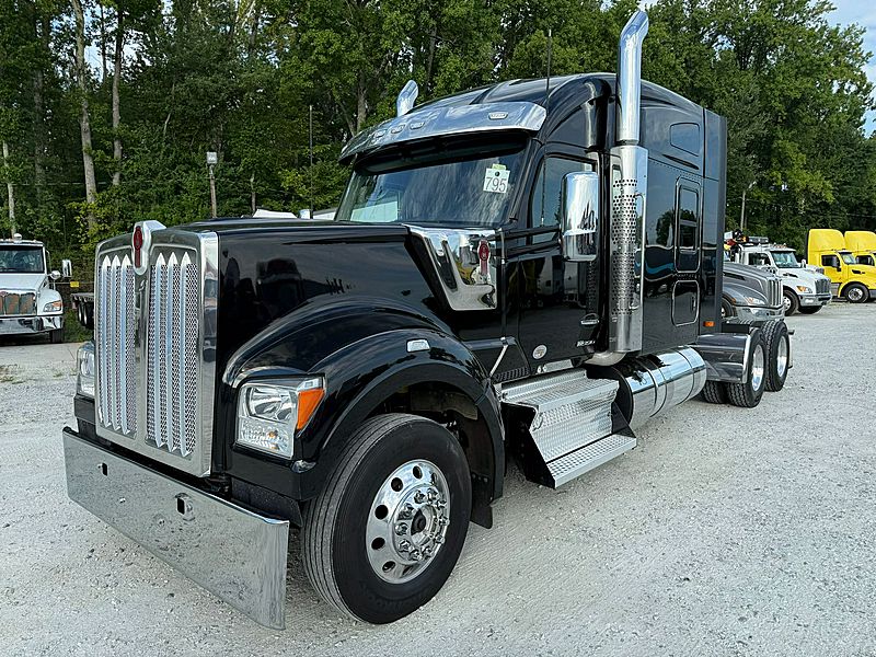 2023 Kenworth W990