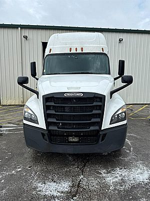 2018 Freightliner Cascadia - Sleeper Truck