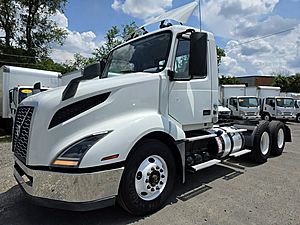 2019 Volvo VNL64T-300 - Day Cab