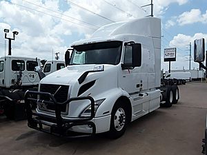 2020 Volvo VNR64T-640 - Sleeper Truck