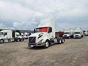 2019 Volvo VNL64T-300 - Day Cab
