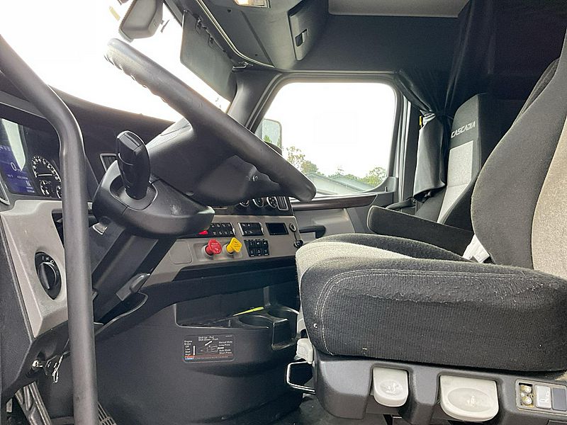 2019 Freightliner Cascadia Interior