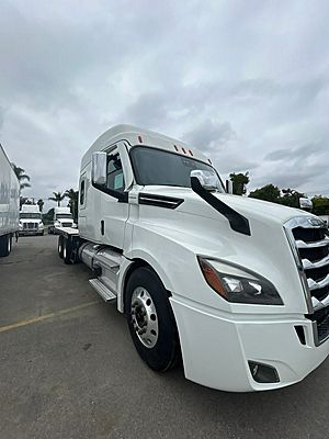 2020 Freightliner Cascadia - Sleeper Truck