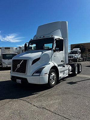 2018 Volvo VNL64T-300 - Day Cab
