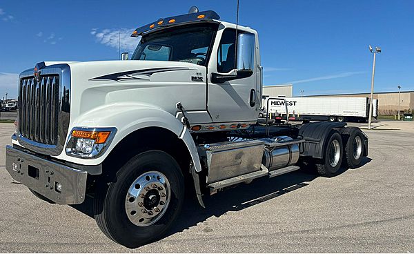 2022 International HX - Daycab