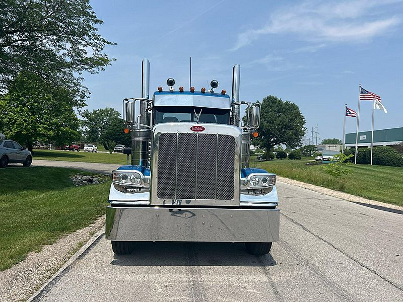 2023 Peterbilt 389